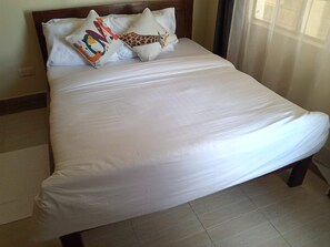 1 bedroom, desk, WiFi