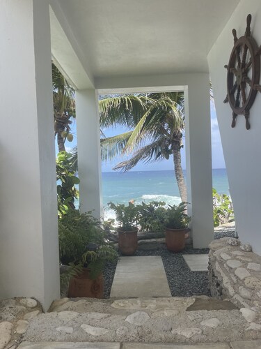 Studio directly on the Cane  Bay Beach ! Wake up to the sounds of the waves !