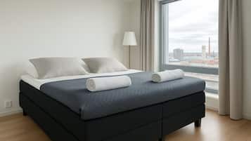 Exclusieve kamer | Individueel gedecoreerd, individueel gemeubileerd, een bureau