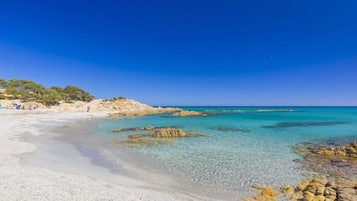 Chaises longues, serviettes de plage