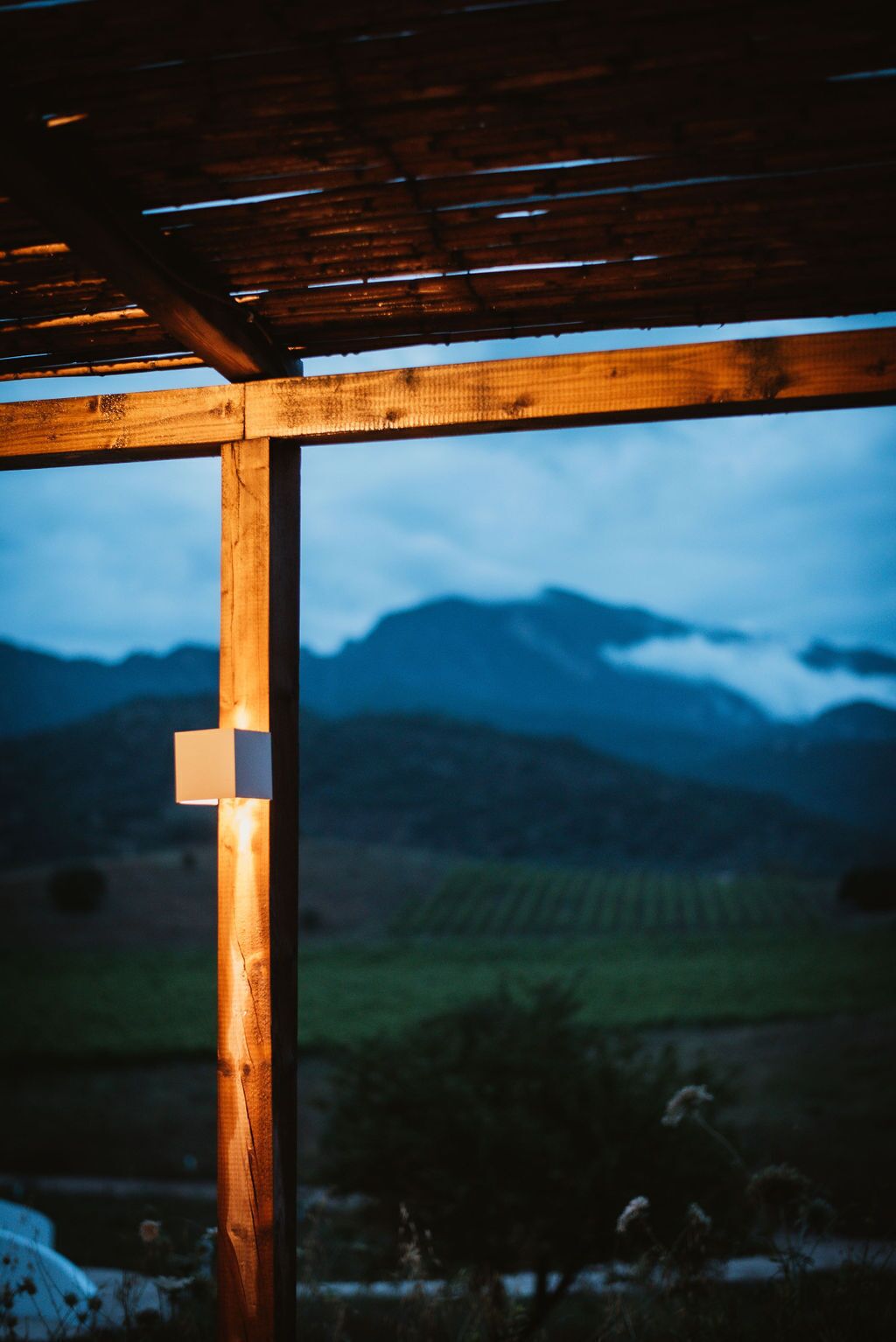 Eine Holzkonstruktion mit Blick auf eine gebirgige Landschaft.