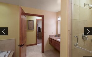 Combined shower/bathtub, jetted bath, hair dryer, towels