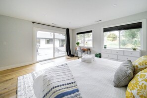 Desk, WiFi, bed sheets - The Estate at Sycamore- Sonoma Wine County Retreat (Santa Rosa)