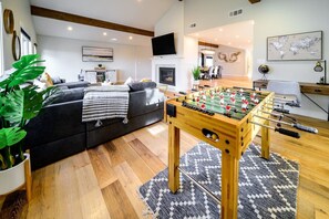 Games room - The Estate at Sycamore- Sonoma Wine County Retreat (Santa Rosa)