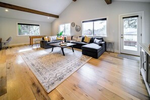 TV, fireplace, table tennis - The Estate at Sycamore- Sonoma Wine County Retreat (Santa Rosa)