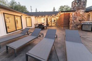 Outdoor dining - The Estate at Sycamore- Sonoma Wine County Retreat (Santa Rosa)