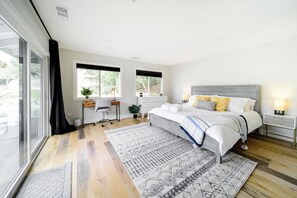 3 bedrooms, desk, WiFi, bed sheets