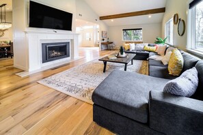 TV, fireplace, table tennis - The Estate at Sycamore- Sonoma Wine County Retreat (Santa Rosa)