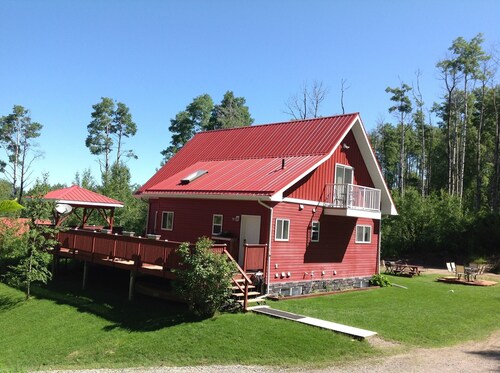 Chalet & Hot tub with a view on private woodland acreage, 2km off HWY 22