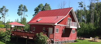 Chalet & Hot tub with a view on private woodland acreage, 2km off HWY 22