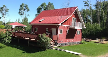 Chalet & Hot tub with a view on private woodland acreage, 2km off HWY 22