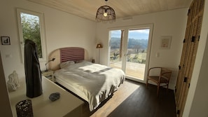 2 slaapkamers, een bureau, een strijkplank/strijkijzer, gratis wifi
