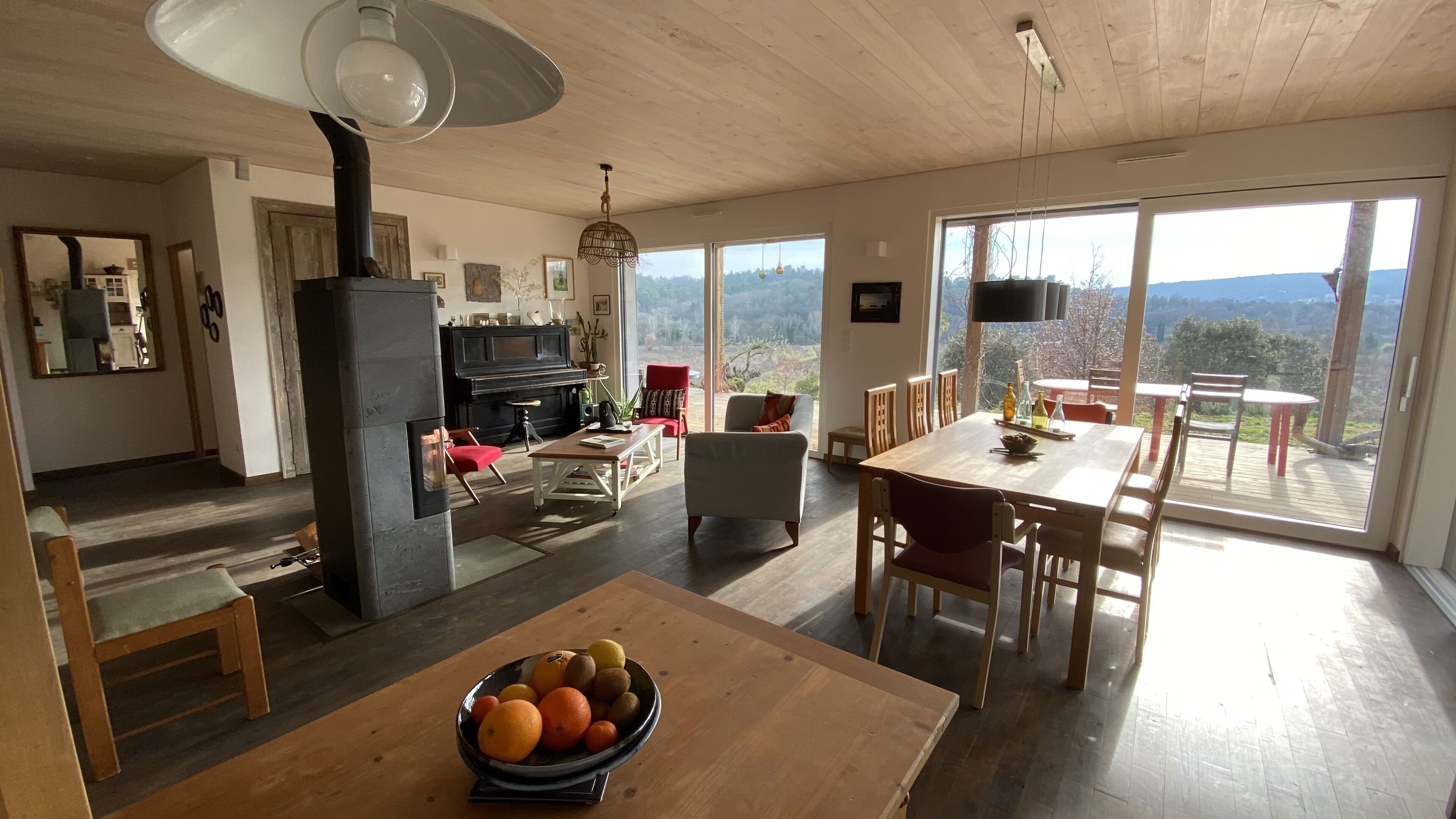 Télévision, cheminée, livres, médiathèque