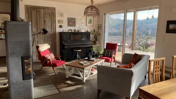 Tv, pejs, bøger, musikbibliotek