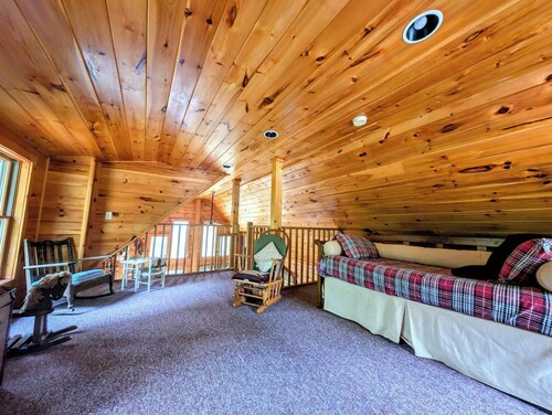 Secluded Log Cabin by Saltwater Cove - Wildlife Haven