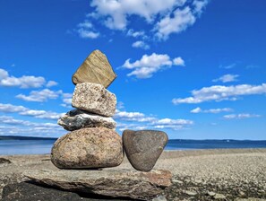 A stack of stones on a rock with a beach and ocean in the background. - Woodland House w/ Deck, Near Beaches & Acadia (Hancock)