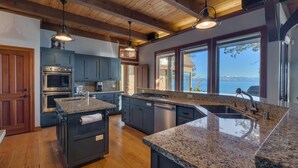 Una cucina moderna con ripiani in granito, elettrodomestici in acciaio inossidabile e un'isola grande.