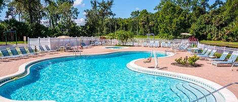 Una piscina al aire libre, una piscina climatizada