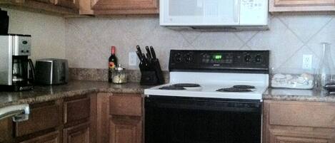 Køleskab, mikrobølgeovn, ovn, kogeplade