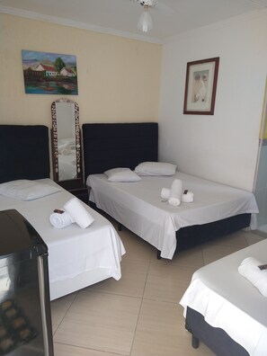 Standard Twin Room | Minibar, free WiFi, bed sheets - Pousada Iza I (Guarujá)