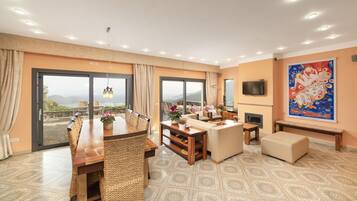 Smart-tv, eldstad, dvd-spelare och böcker