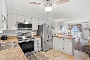 Kjøleskap, mikrobølgeovn, ovn og kokeplater