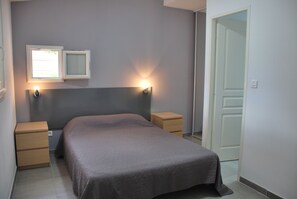 2 quartos, ferros/tábuas de passar roupa, berço de viagem, roupa de cama