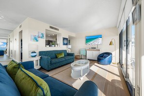 Apartment, Mehrere Betten, Meerblick (501-W) | Wohnbereich | Fernseher
