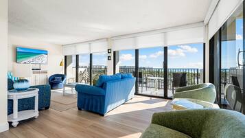 Apartment, Mehrere Betten, Meerblick (501-W) | Wohnbereich | Fernseher