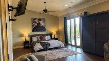 6 bedrooms, desk, iron/ironing board, travel crib