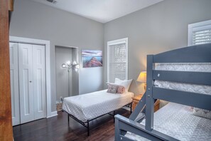 3 chambres, fer et planche à repasser, draps fournis