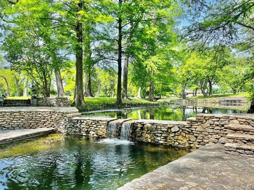 Ranch House Farm Stay w/Fishing/RecCourt/Pools/Kayaks/FarmAnimals