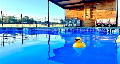 Ranch House Farm Stay w/Fishing/RecCourt/Pools/Kayaks/FarmAnimals