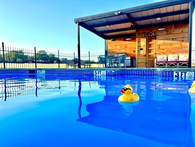 Ranch House Farm Stay w/Fishing/RecCourt/Pools/Kayaks/FarmAnimals