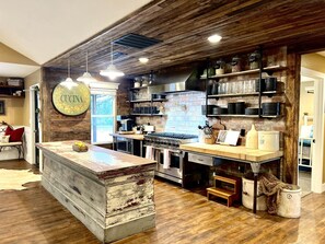 Frigorífic, microones, forn i placa de cuina 