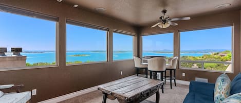 Smart-TV, Kamin, Arbeitsbereiche