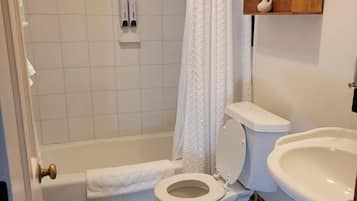 淋浴/盆浴组合、吹风机、毛巾、肥皂