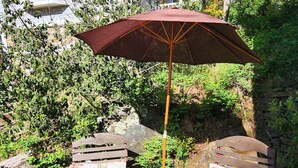 Two wooden chairs with floral cushions and a brown umbrella. - Oak Hill Inn, cozy boutique hotel only a 5min stroll to the heart of Julian!! (Julian)