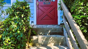 A red door with a sign reading "Oak Hill Inn" and "Rooms 1 & 2." - Oak Hill Inn, cozy boutique hotel only a 5min stroll to the heart of Julian!! (Julian)