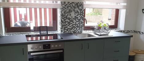 Coffee/tea maker, fridge, oven, stovetop