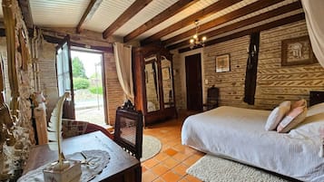 1 bedroom, desk, iron/ironing board, free WiFi