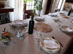 Dining - Gironde" guest room, swimming pool and Nordic bath (Sigalens)