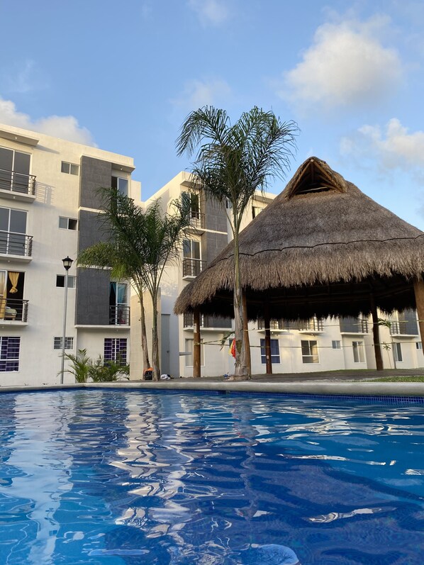 Alberca techada y alberca al aire libre