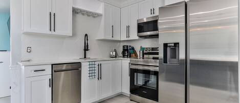 Refrigerador, microondas, horno, placa de cocina