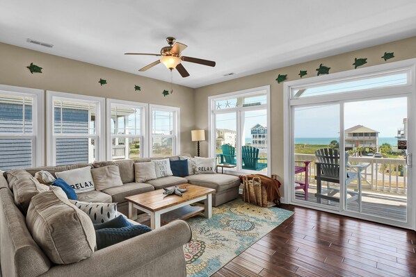 Smart TV, books - Linens included - Amazing Views, Steps to Beach, Elevator and Fenced Yard (North Topsail Beach)