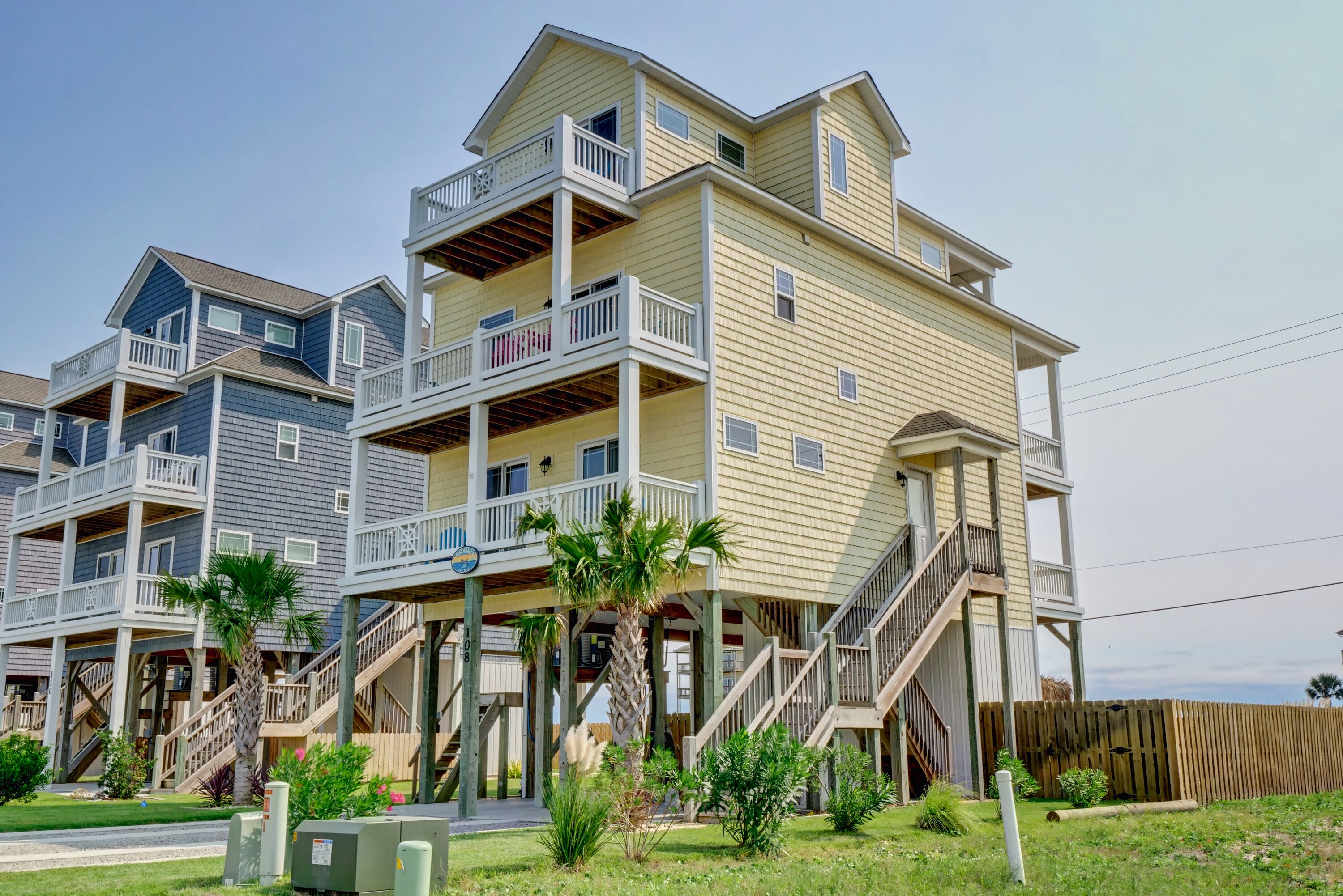 Linens included - Amazing Views, Steps to Beach, Elevator and Fenced Yard