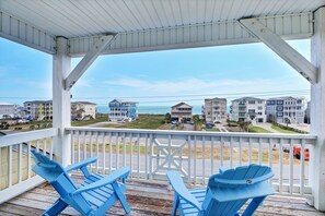 Property grounds - Linens included - Amazing Views, Steps to Beach, Elevator and Fenced Yard (North Topsail Beach)
