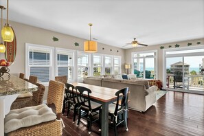 Smart TV, books - Linens included - Amazing Views, Steps to Beach, Elevator and Fenced Yard (North Topsail Beach)