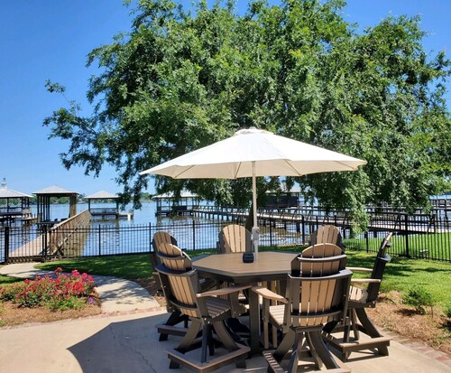 Holiday-Ready Lakefront Retreat — Sleeps 10! Perfect for Christmas & New Years