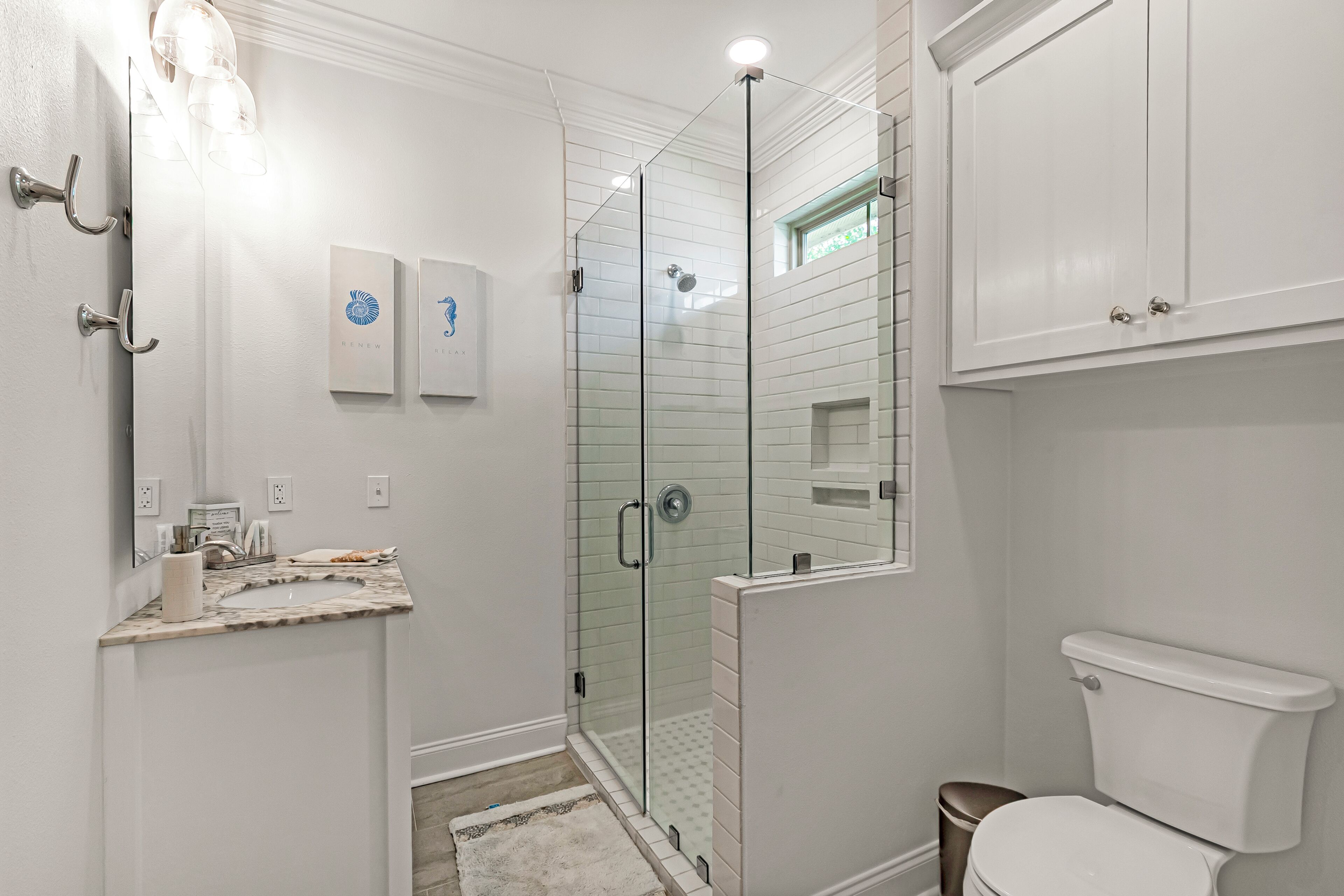 Ensemble douche/baignoire, sèche-cheveux, serviettes fournies, savon